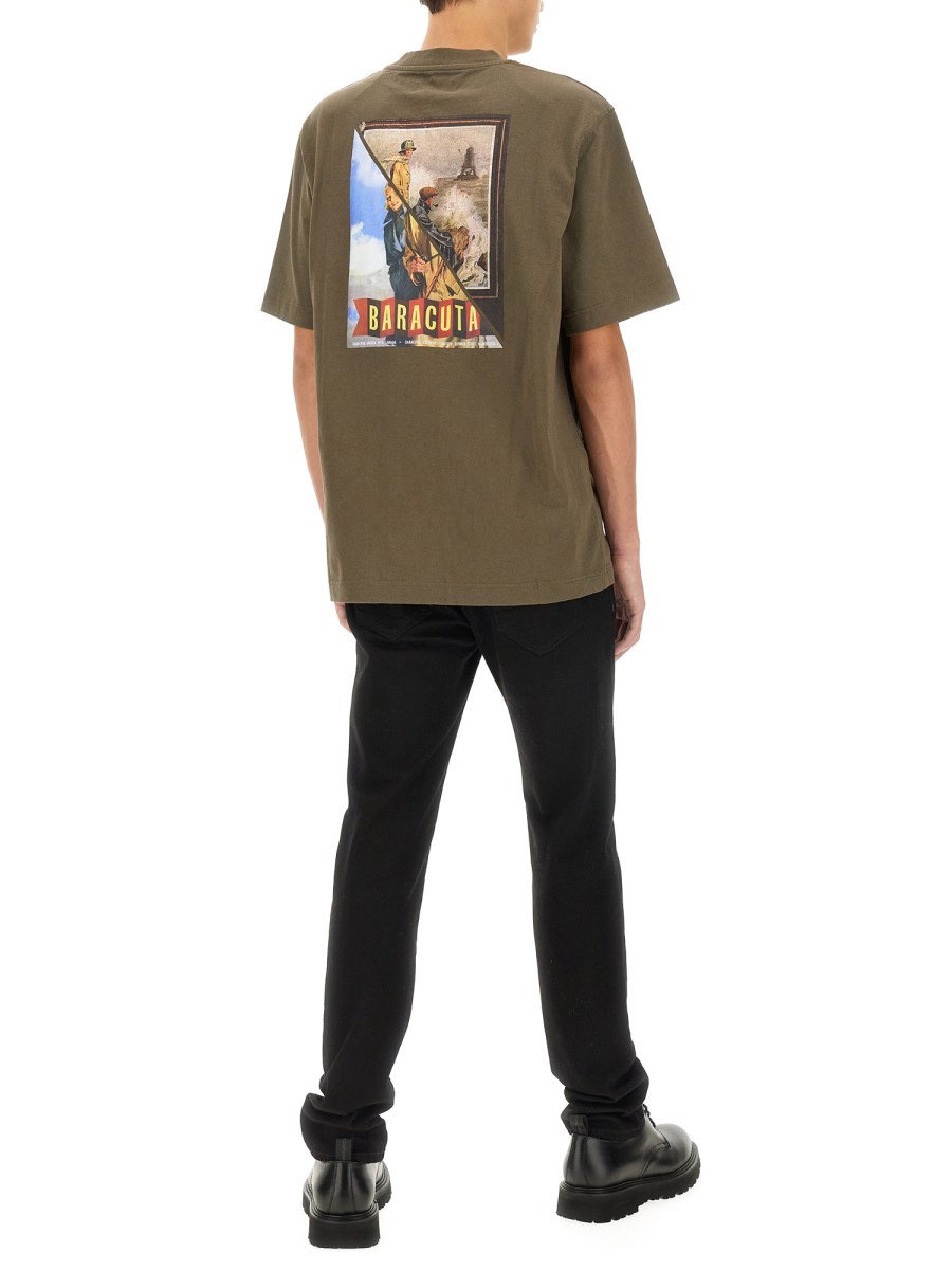 BARACUTA X BARBOUR T-SHIRT IN JERSEY CON LOGO Offerta