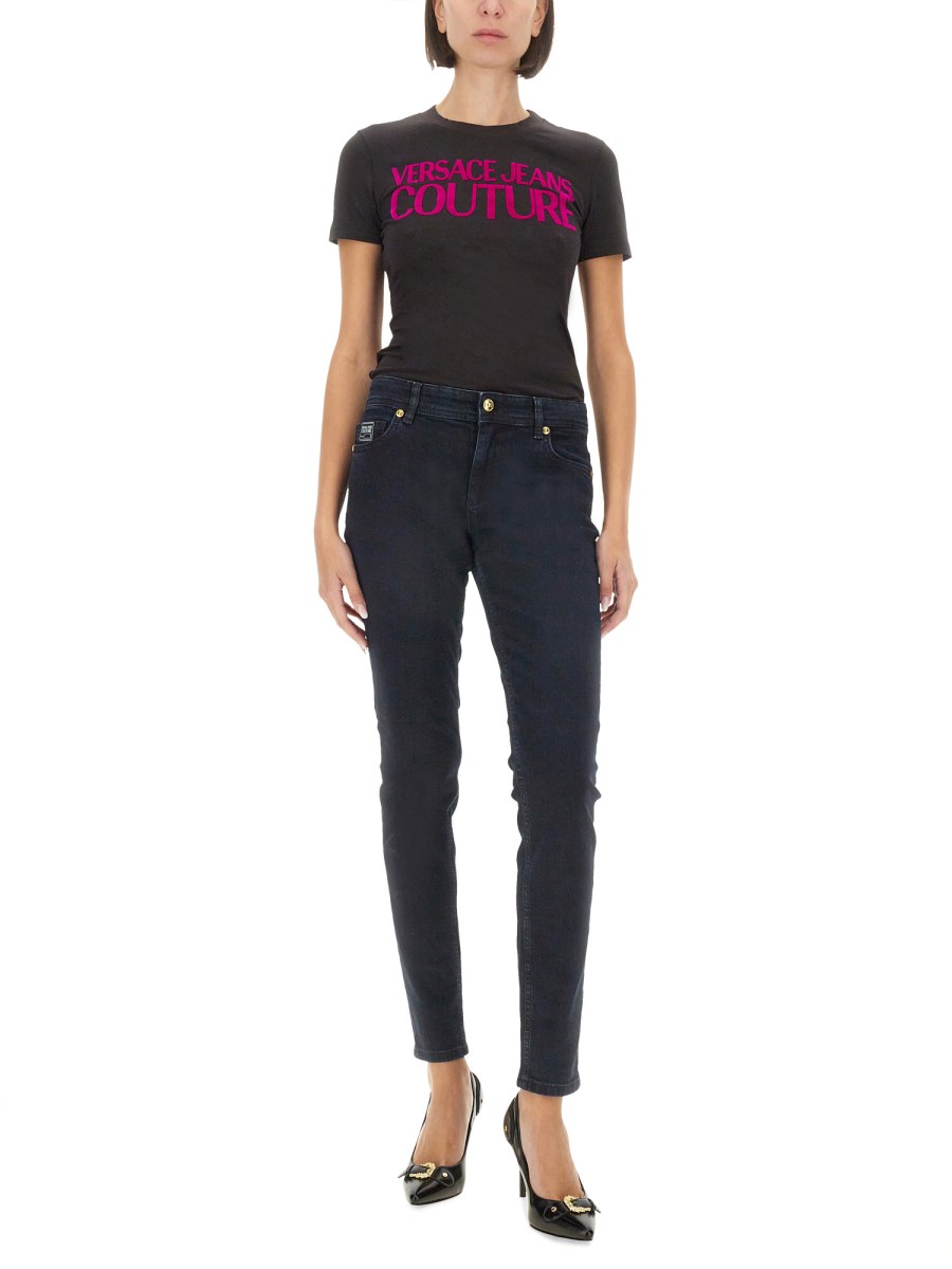 VERSACE JEANS COUTURE T-SHIRT IN JERSEY DI COTONE CON LOGO 2025