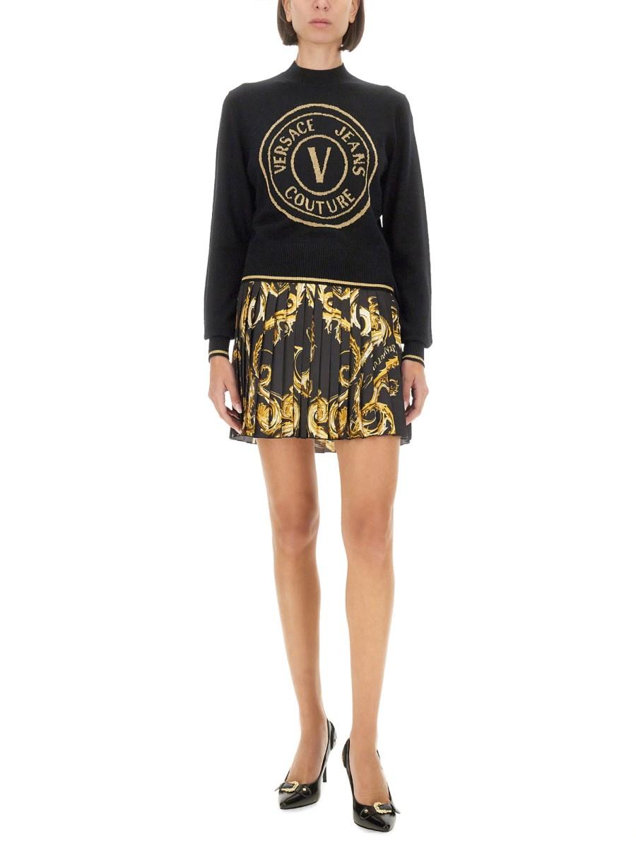 VERSACE JEANS COUTURE MAGLIA V-EMBLEM 2025